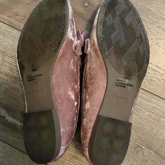 Pink Velvet Flats with Grosgrain Bow. Size 8 1/2. - Picture 2 of 2